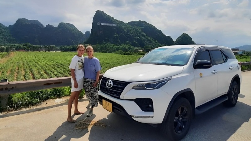 Da Nang to Phong Nha travel route with mountains, scenic roads, and transportation options in central Vietnam.